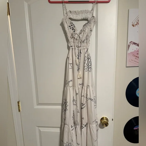 Elegant Cream Sun Print Maxi Dress - Picture 2 of 8